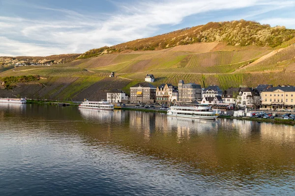Kilátás Város Bernkastel Kues Moselle Folyó Utasszállító Hajók Hegyek Szőlőültetvények — Stock Fotó