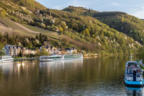 Kilátás Város Bernkastel Kues Moselle Folyó Utasszállító Hajók Hegyek Szőlőültetvények — Stock Fotó