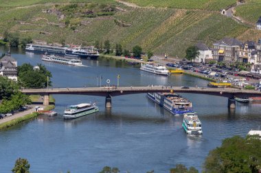 Moselle Vadisi 'ni, Bernkastel-Kues şehrini, Moselle Tugayı' nı ve birçok yolcu gemisini izleyin.