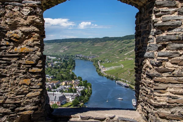 Widok Dolinę Rzeki Moselle Miasta Bernkastel Kues Zamku Landshut Przez — Zdjęcie stockowe