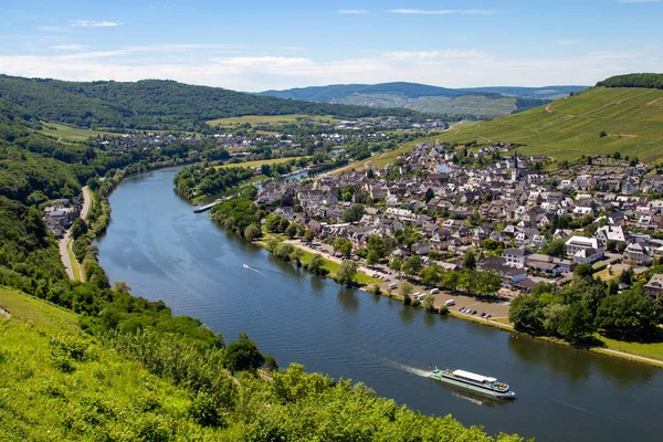 Pohled Údolí Řeky Moselle Město Bernkastel Kues Hradu Landshut — Stock fotografie