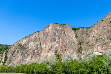Nahe Nehri 'ndeki Bad Muenster am Stein Ebernburg yakınlarındaki kayaların manzarası.