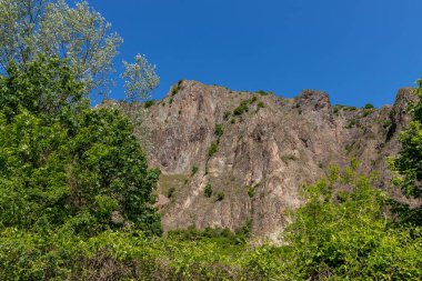 Nahe Nehri 'ndeki Bad Muenster am Stein Ebernburg yakınlarındaki kayaların manzarası.
