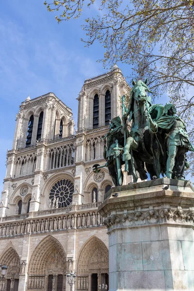 Şarlman Heykeli ve Katedral Notre-Dame, Paris, Fransa