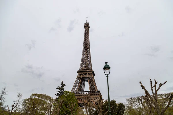 Kilátás Eiffel Toronyra Párizsban Franciaország Előtérben Fákkal Utcai Lámpákkal — Stock Fotó