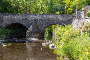 Almanya, Monreal 'deki Elz nehri üzerindeki tarihi taş köprü