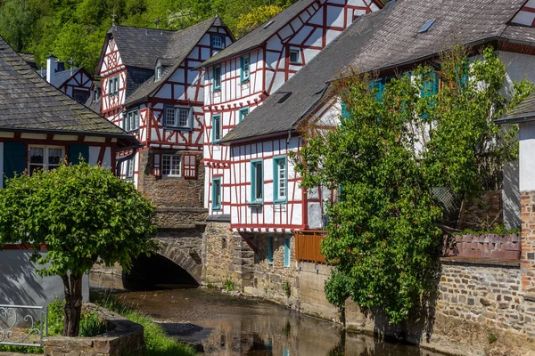 Fiume Elz Con Vecchio Ponte Case Graticcio Monreal Germania — Foto Stock