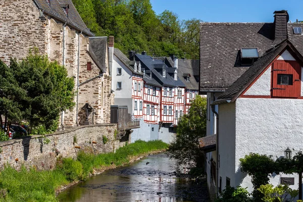 Vista Río Elz Casas Entramado Madera Monreal Eifel Alemania — Foto de Stock