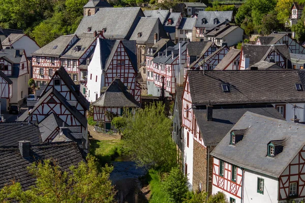 Widok Wioskę Monreal Eifel Nadrenia Palatynat Wieloma Domami Muru Pruskiego — Zdjęcie stockowe