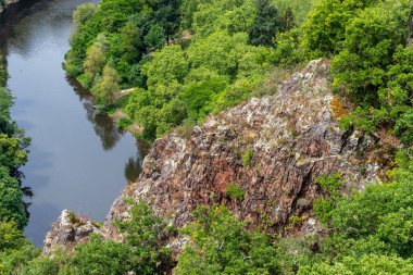 Rheingrafenstein 'dan manzara manzarası. Arka planda kaya ve çözülmüş nehir nahe' si var.