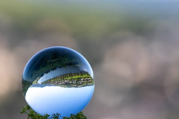 Iriver Moselle Vadisi ile kristal küre ve çözülmüş arka plan