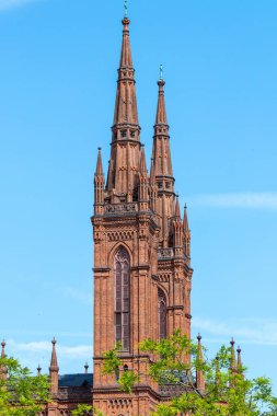 Wiesbaden 'deki Marktkirche kilisesinin iki kulesi.