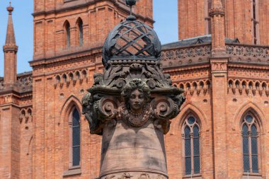 Wiesbaden 'deki pazar kilisesinin önündeki Pillar Marktsaeule.