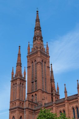 Wiesbaden 'deki Marktkirche kilisesinin iki kulesi.