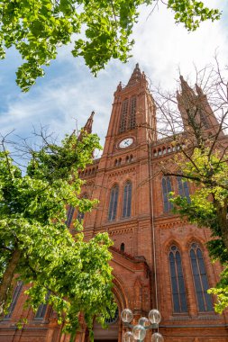Wiesbaden 'deki Marktkirche kilisesinin iki kulesi.
