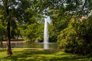 Parktaki çeşme Wiesbaden, Almanya 'da daha sıcak.