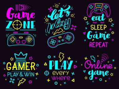 Neon video oyunu ifadeleri. Çevrimiçi oyun konsolu harfleri, modern oyun joystick konsepti, video oyunları izole edilmiş vektör illüstrasyonu seti