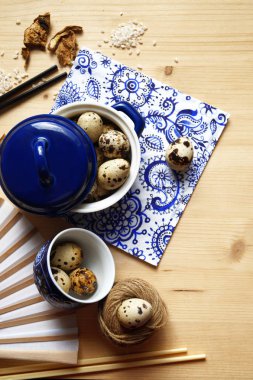  Kar botları, karda yürüyen bir adam.