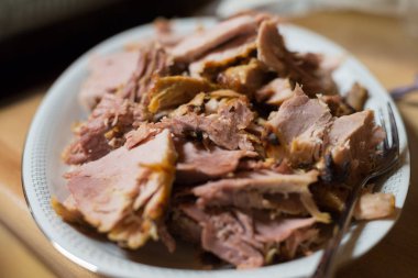 Noel jambonu beyaz tabakta, yakın plan.