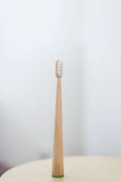 Sikat gigi bambu pada latar belakang hitam — Stok Foto