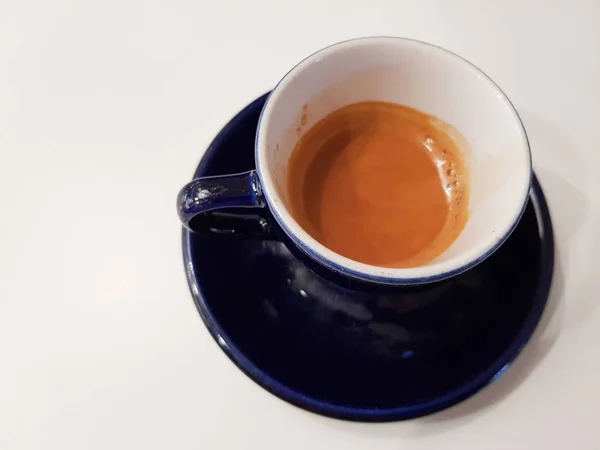 Espresso na niebieskim kubku — Zdjęcie stockowe