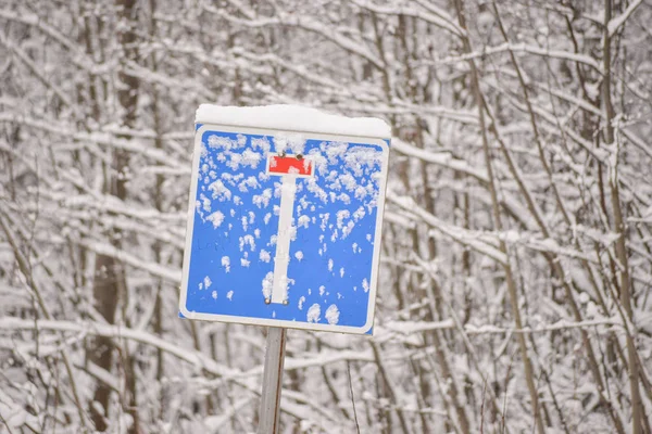 Sackgasse Straßenschild mit Schnee bedeckt — Stockfoto