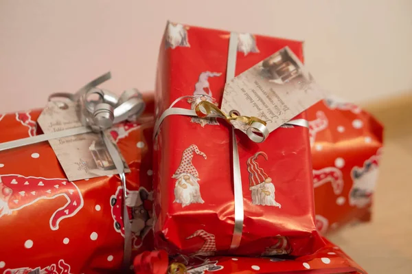 Scatole regalo di Natale rosse con nastri ed etichette — Foto Stock