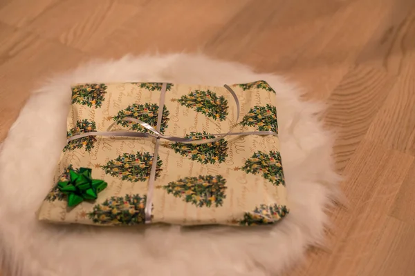 Рождественский подарок с незавершенной лентой — стоковое фото