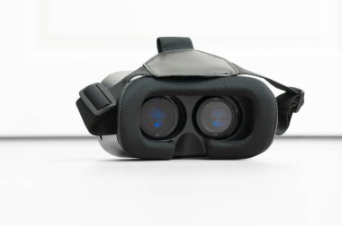 Siyah ve Beyaz VR gözlükleri.