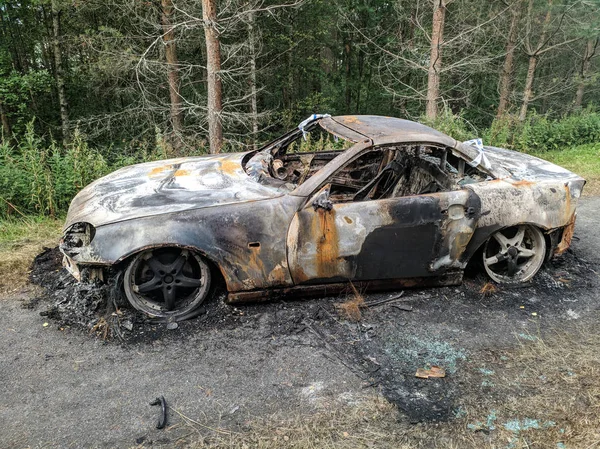 Voiture brûlée dans la forêt — Photo