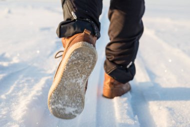Kar üzerinde hareket bulanıklığıyla yürüyorum