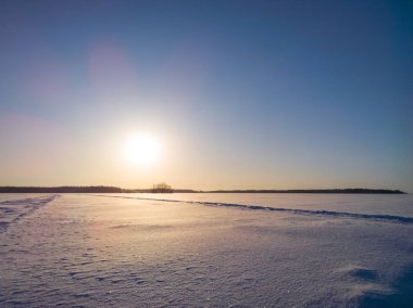 Karlı Göl Buzu 'nda Açık Gün