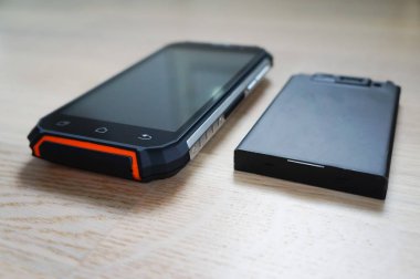 Yeni siyah-turuncu kabuklu akıllı telefon.