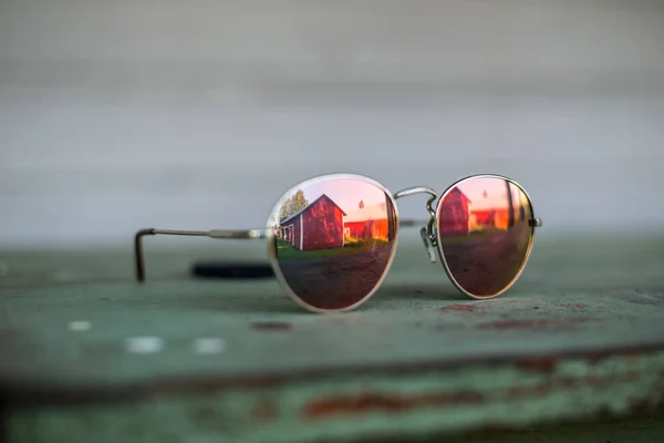 Sonnenbrille mit runden Gläsern, Nahaufnahme, Reflexion — Stockfoto