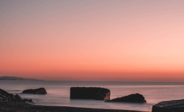 Barcelona'da bir plajda gündoğumu