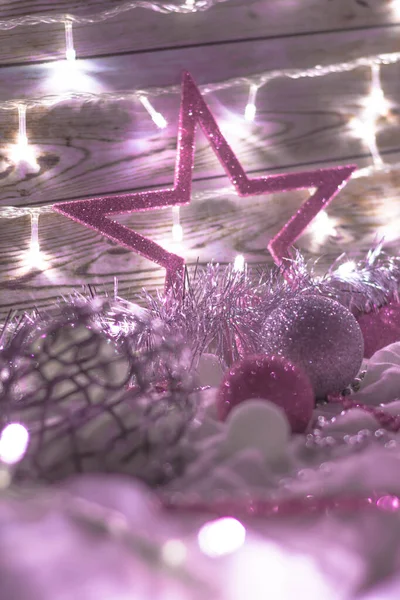 Різдвяні прикраси з вогнями кульками і зірками — стокове фото