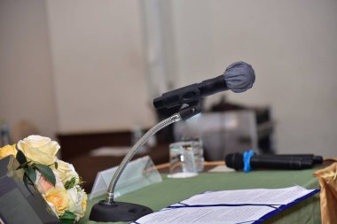 Masanın üzerinde bir bezle kaplı mikrofon. Anti-Covid-19