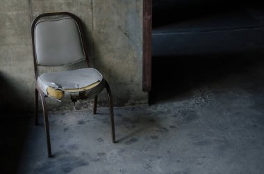 Park yerinin duvarındaki eski sandalyeler.