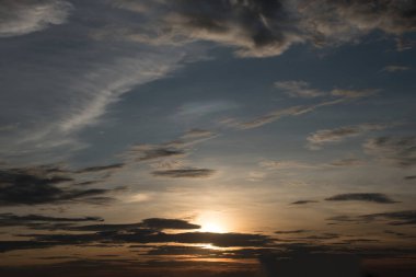 Yağmur mevsiminde bulutlar ve gün batımı