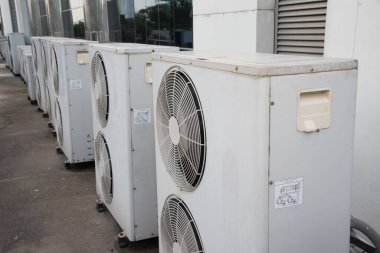 Binanın arkasında klima kompresörü var.