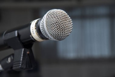 Seminer odasında mikrofon var.