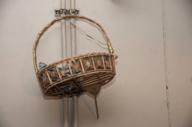Binanın duvarının yanındaki eski rattan sepeti.