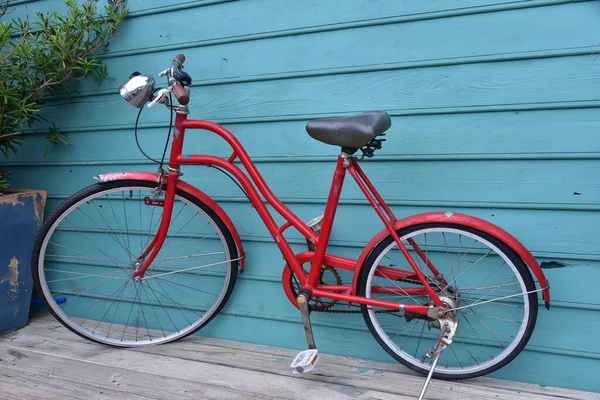 Красный Велосипед Синей Задней — стоковое фото