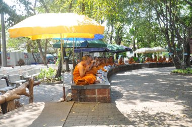 Ağaçların arasında ilahiler söyleyen keşişler