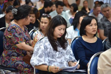 Nonthaburi, Tayland, 3 Kasım 2017: Gazetelere bakan iş semineri görevlileri