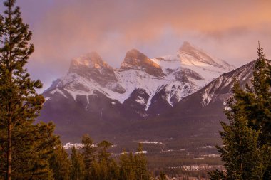 Güzellik Bow Valley dağlar, Canmore, Kanada, gün batımı ışık ve üç kız kardeşi zirve, sis, yukarıda fırtına yağışı dağlarda