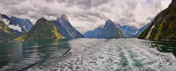 Тур Лодке Milford Sound Новой Зеландии Туристические Места Новой Зеландии — стоковое фото