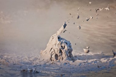 Yeni Zelanda jeotermal parkta kabarcıklanma çamur pot