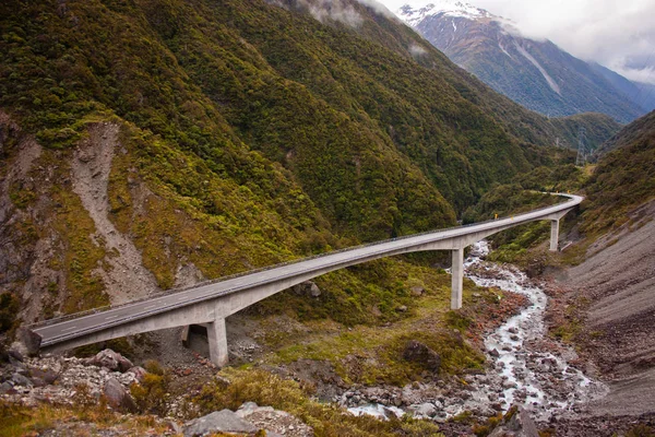 Most nad górami Arthurs Pass w Nowej Zelandii — Zdjęcie stockowe