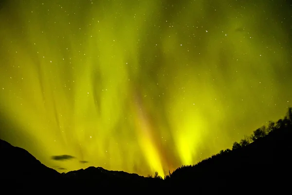 Aurora boreale magica sul cielo notturno dell'Alaska — Foto Stock